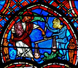 Finestra w4 raffigurante una scena del Giudizio Universale: San Michele che pesa le anime da French School