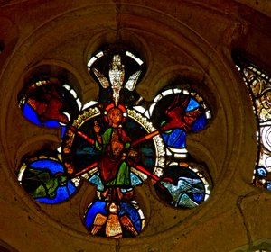 Finestra w85 raffigurante Cristo circondato da sei colombe e che tiene la settima simboleggiante lo Spirito Santo