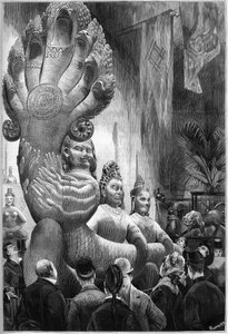 Esposizione Universale del 1878 a Parigi: statue dei Giganti Cambogiani e Serpente Policefalo, riportate dalla Cambogia dalla Missione Delaporte, esposte nella Galleria Retrospectiva del Trocadero. Incisione in 