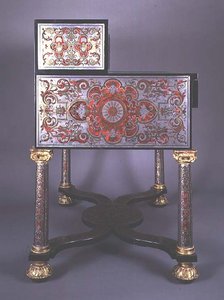 Scrivania decorata con intarsi in stile Boulle di ottone e tartaruga, con montature dorate