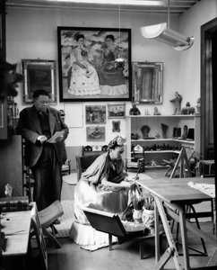 I pittori messicani Frida Kahlo (1907-1954) e Diego Rivera (1886-1957) nel loro atelier nel 1948 (foto b/n) da Frida Kahlo
