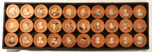 Una collezione di trenta disegnatori come medaglioni ritratti da Friedrich (after) Hagenauer