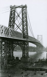 Ponte di Williamsburg sul Fiume East durante la costruzione, 1898