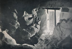 Rimozione della neve dalla finestra della capanna a Cape Adare, c1911, 1913 da G. Murray Levick