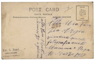 Retro di una cartolina con un soldato di fanteria, artigliere, in uniforme con sua moglie e suo figlio durante la Prima Guerra Mondiale