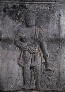 Capitello del pilastro dei Nautes che raffigura Vulcano con un martello da Gallo Roman