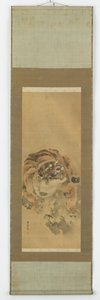 Una tigre accovacciata e ringhiante