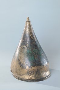 Elmo con decorazione incisa, da una tomba a Berru, Marne (bronzo)