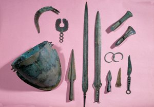 Arte gallica: elmo di bronzo, ascia, falce, ornamento, spada, bracciale, punta da Theil a Billy sur Loir. 1150 - 950 a.C. da Gaulish Gaulish