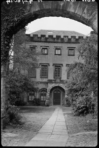 Muro con arco davanti al n. 9, The College, County Durham, 1942 da George Bernard Wood