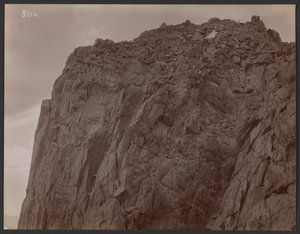 [Cima di montagna con capannone] da George Davidson