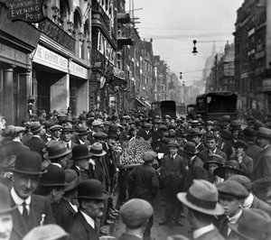 Folla fuori dalla Newspaper House, Fleet St guardando a est, City of London, prima del 1933 da George Davison Reid
