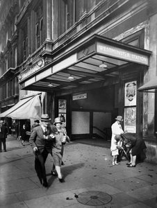 Ingresso alla stazione della metropolitana di Westminster, Città di Westminster, Londra da George Davison Reid