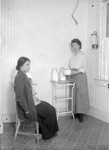 Margaret Sanger con la sua collega Fania Mindell, alla clinica di Brownsville, Brooklyn, c.1916