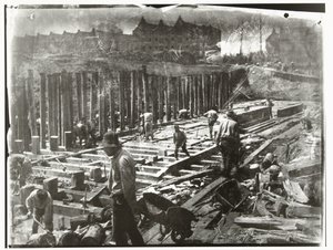 Operai edili al lavoro in uno scavo in Van Diemenstraat ad Amsterdam da George Hendrik Breitner