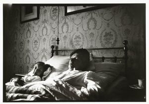 Marie Breitner e una ragazza che si svegliano a letto da George Hendrik Breitner