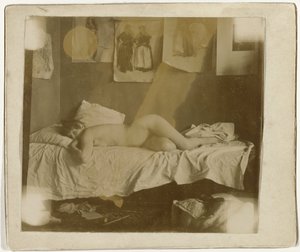 Marie Jordan nuda sdraiata su un letto
