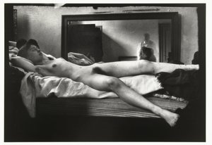 Ritratto di un nudo femminile con nello specchio il fotografo Breitner