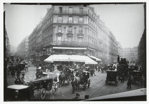Veduta di strada in un incrocio affollato a Parigi da George Hendrik Breitner