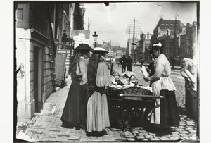 Vendita ambulante da un carretto a mano sul Rokin ad Amsterdam da George Hendrik Breitner