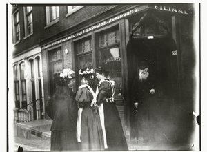 Quattro giovani donne in strada davanti alla sala di degustazione Koggink in Runstraat ad Amsterdam da George Hendrik Breitner