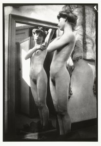 Nudo femminile davanti allo specchio