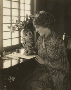 Mary Pickford, che indossa un kimono, scrive a una scrivania, c.1918 da Bartolome Esteban and studio Murillo