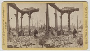 Stereografia di un uomo che raffredda una cassaforte tra le rovine dopo l