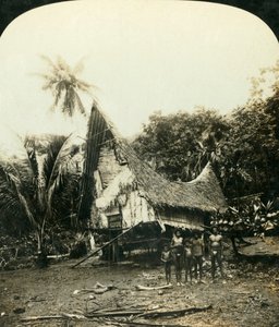 Una capanna nativa, Sariba, Nuova Guinea britannica, c1909 da George Rose
