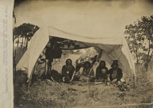 "Lupo sulla collina" e moglie; Piccolo Toro e moglie (Apaches) delegati al consiglio annuale da George W. Ingalls