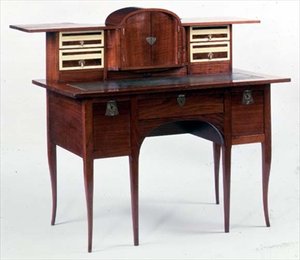 Scrivania con intarsi e raccordi in ottone (legno di mogano) da George Walton