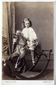 Ragazzina seduta su un cavallo a dondolo, 1860s da George Washington Wilson