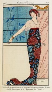 Grande abito da sera, corpetto di mussola color carne, tunica di seta ricamata nello stile della "Compagnia delle Indie". Costumi Parigini n.69. Donna che indossa un abito da sera con corpetto di chiffon e tunica di seta ricamata. Indossa anche una sciarpa