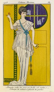 Grande abito da sera in tulle e satin. Sciarpa di velluto con frange di perle. Donna che indossa un abito da sera bianco in satin e tulle con una sciarpa di velluto blu con frange di perle, e una collana di perle. Costumi Parigini n.37. da Georges Barbier