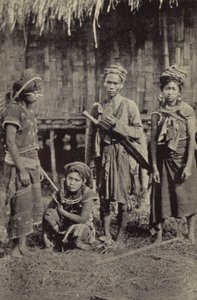 Birmania: Un uomo Kachin con il caratteristico dah, e tre donne da Georges Bertin Scott