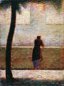 Un uomo appoggiato a un parapetto
