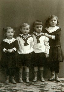 Ritratto di quattro bambini, 1910s da Georgi Vasilievich Trunov