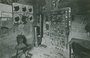 Una stanza con pareti ricoperte di graffiti che rimandano a importanti figure contemporanee come Bussche e Waldow. Cartolina inviata nel 1913. da German Photographer
