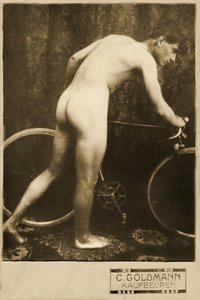 Cabinet Card di un ciclista nudo, c.1898