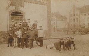 Soldati tedeschi che trainano una carrozza (con cannone). Cartolina inviata nel 1913. da German Photographer
