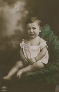 Cartolina di un bambino che piange, inviata nel 1913 (foto colorata a mano) da German Photographer