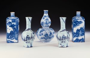 Una selezione di ceramiche blu e bianche di Francoforte in stile cinese, inclusi due fiaschette di spirito blu e bianche di Francoforte, un paio di vasi ottagonali Yan Yan di Francoforte e un vaso a doppia zucca blu e bianco di Francoforte, c.1700-10 da German School