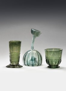 Un bicchiere waldglas, uno strangenglas e un kuttrolf