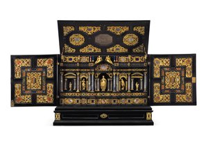 Un tavolo-cabinet di Augsburg in metallo dorato, cristallo di rocca e pietre dure da German School