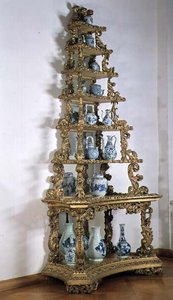 Collezione di porcellane chinoiserie blu e bianche su un supporto a piramide, tedesco, inizio XVIII secolo