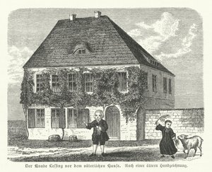 Il filosofo e drammaturgo tedesco Gotthold Ephraim Lessing fuori dalla casa di suo padre a Kamenz da bambino