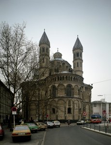 Arte romanica: vista della chiesa degli Apostoli da German School