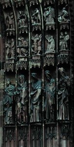 Dettaglio scultoreo dal lato destro del portale centrale, facciata ovest, iniziato nel 1277 da German School