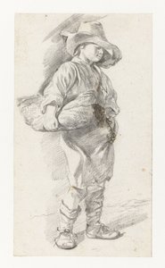 Giovane in piedi con un grande cappello, con un cesto sotto il braccio