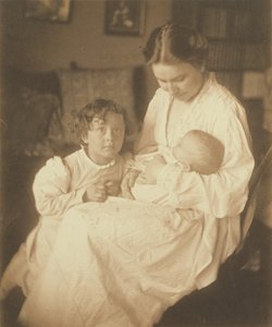 [Madre in vestaglia, seduta, con neonato e figlio piccolo]. da Gertrude Käsebier
